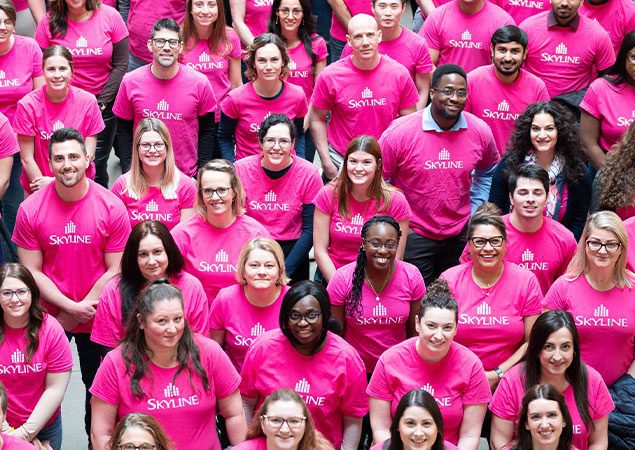 Le personnel de Skyline célèbre la Journée du chandail rose pour sensibiliser le public à l'intimidation et à la cyberintimidation.